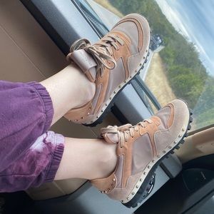 Valentino Nude Sneakers Rockstud Poudre 36 EUC